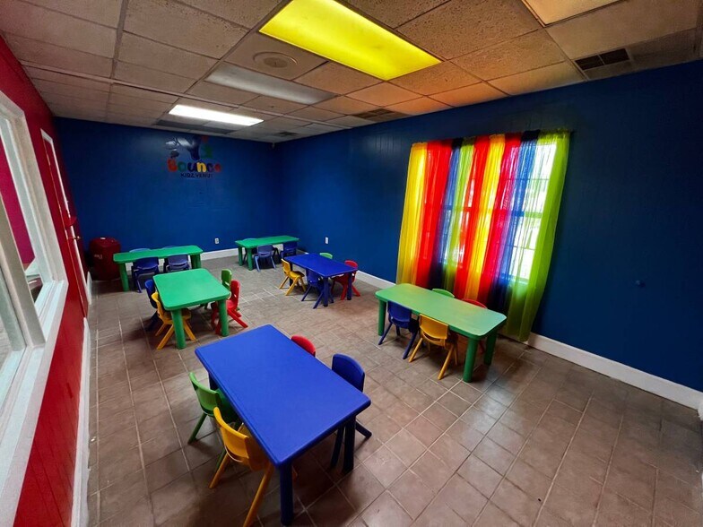 More Photos Of 3260 Hickory Hill Rd, Memphis Storefront Retail Office For Lease