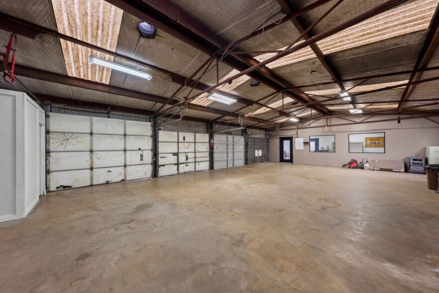 More Photos Of 2610 Memorial Blvd, Kerrville Industrial For Sale