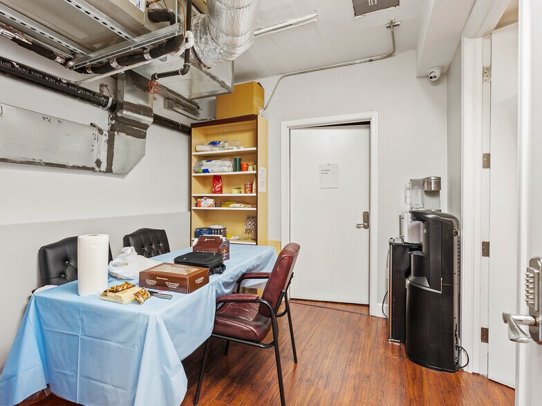 More Photos Of 7335-7341 Foothill Blvd, Tujunga Light Manufacturing For Sale