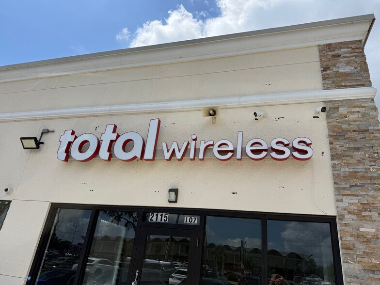 More Photos Of 2115 E Hillsborough Ave, Tampa Freestanding For Lease