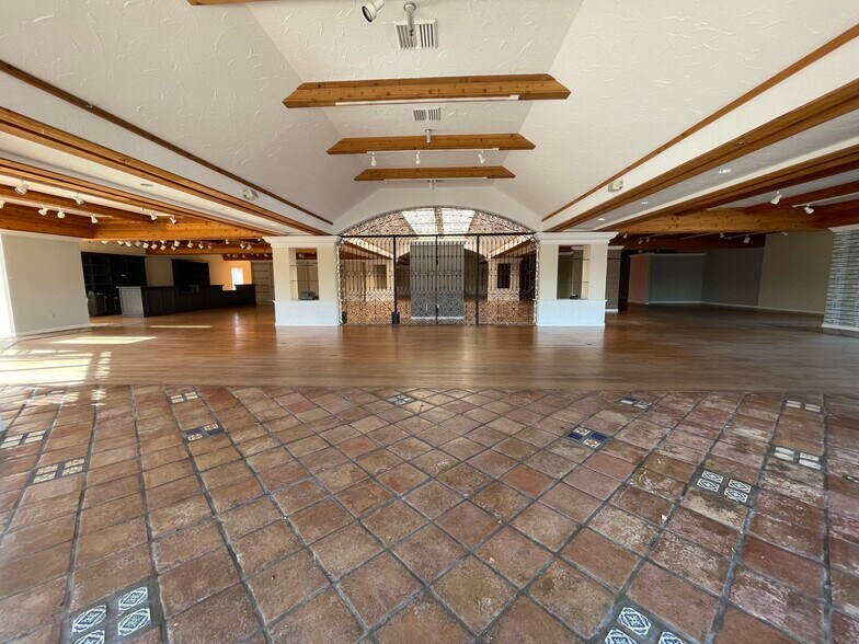 More Photos Of 9405 Kenwood Rd, Cincinnati Unknown For Lease