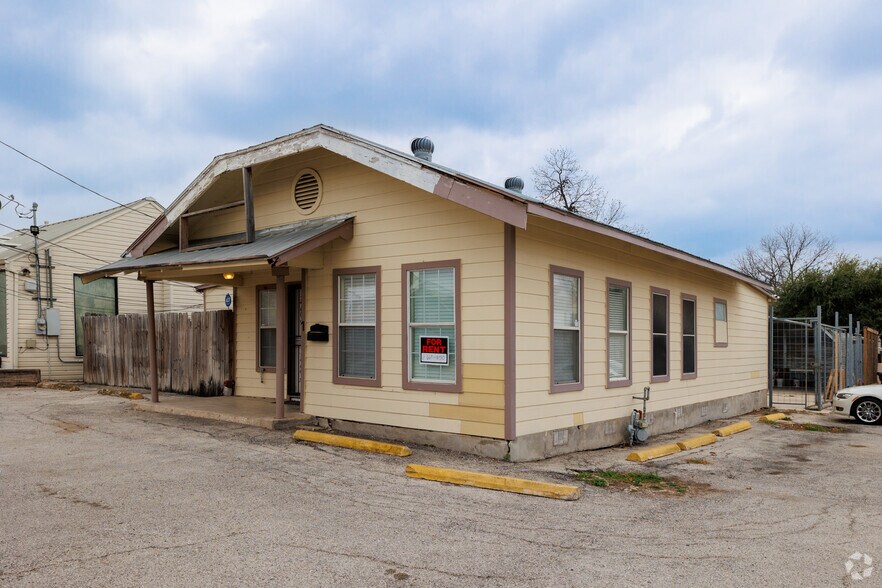 More Photos Of 738 W Hildebrand Ave, San Antonio Storefront Retail Office For Lease