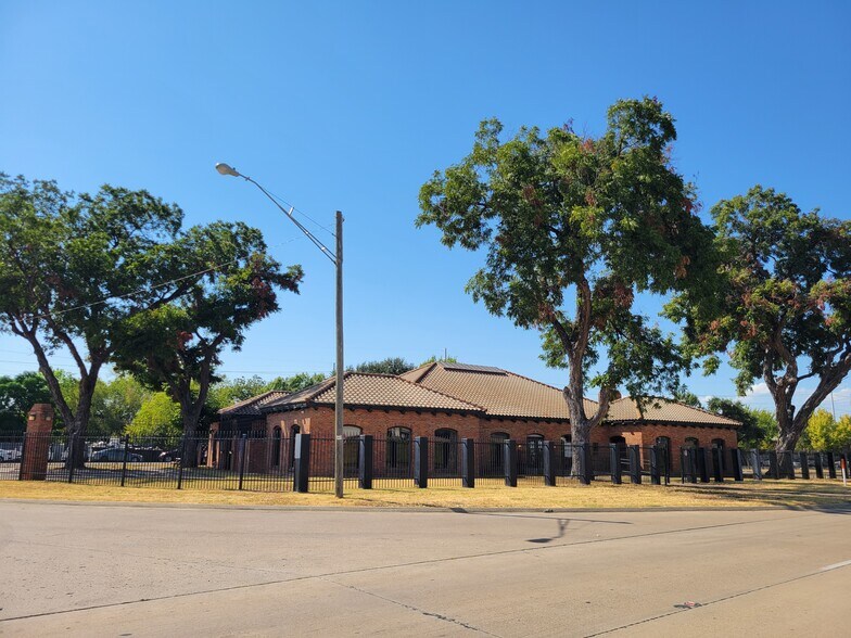 More Photos Of 2323 N Walton Walker Blvd, Dallas Office For Sale