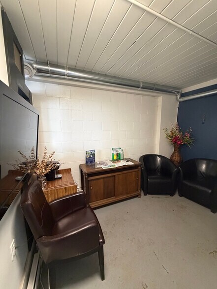 More Photos Of 915-935 48 Ave SE, Calgary Warehouse For Sale
