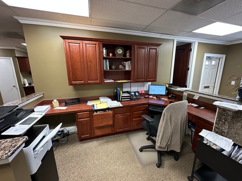 More Photos Of 31886 Northwestern Hwy, Farmington Office For Lease