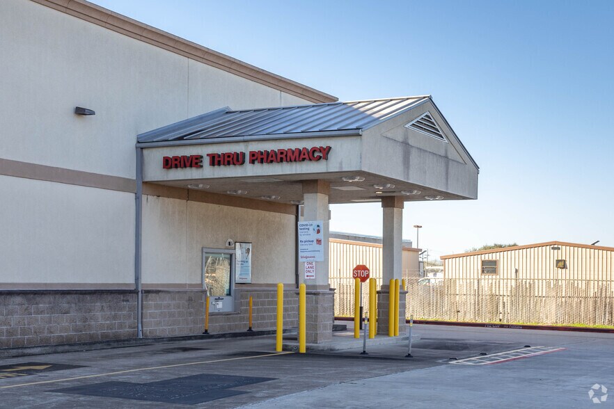 More Photos Of 102 N Friendswood Dr, Friendswood Drugstore For Sale