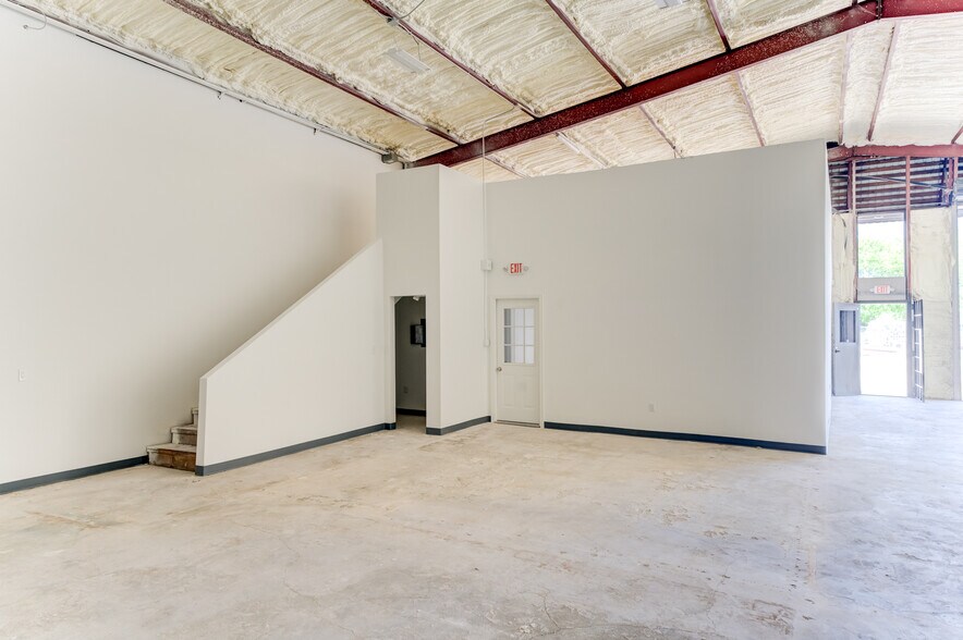 More Photos Of 10215 Papalote St, Houston Showroom For Sale