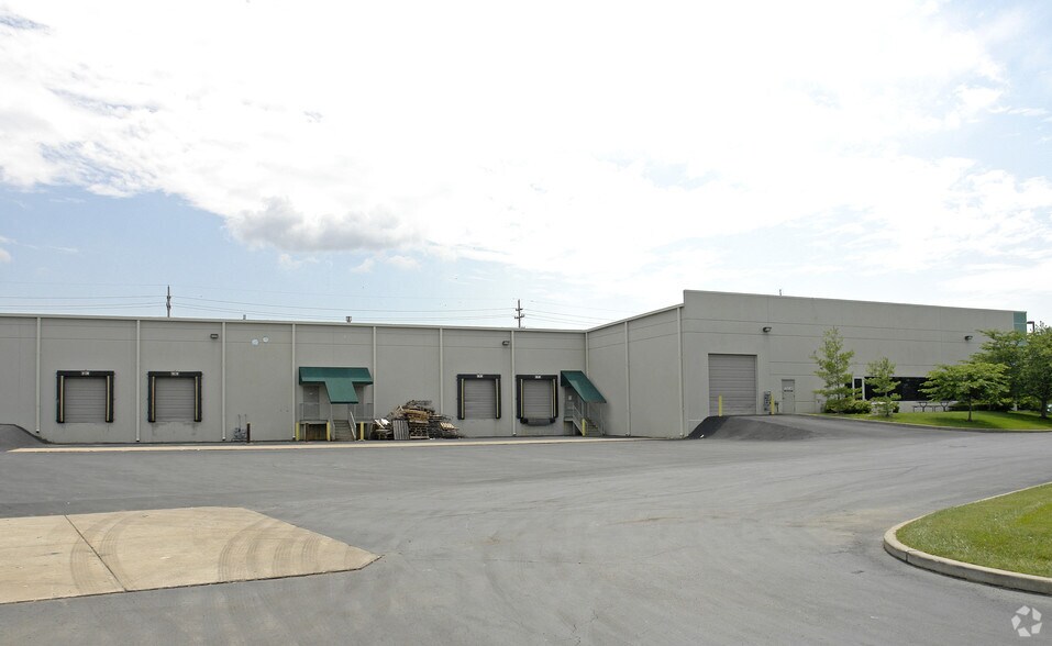 More Photos Of 17989-17999 Chesterfield Airport Rd, Chesterfield Warehouse For Lease