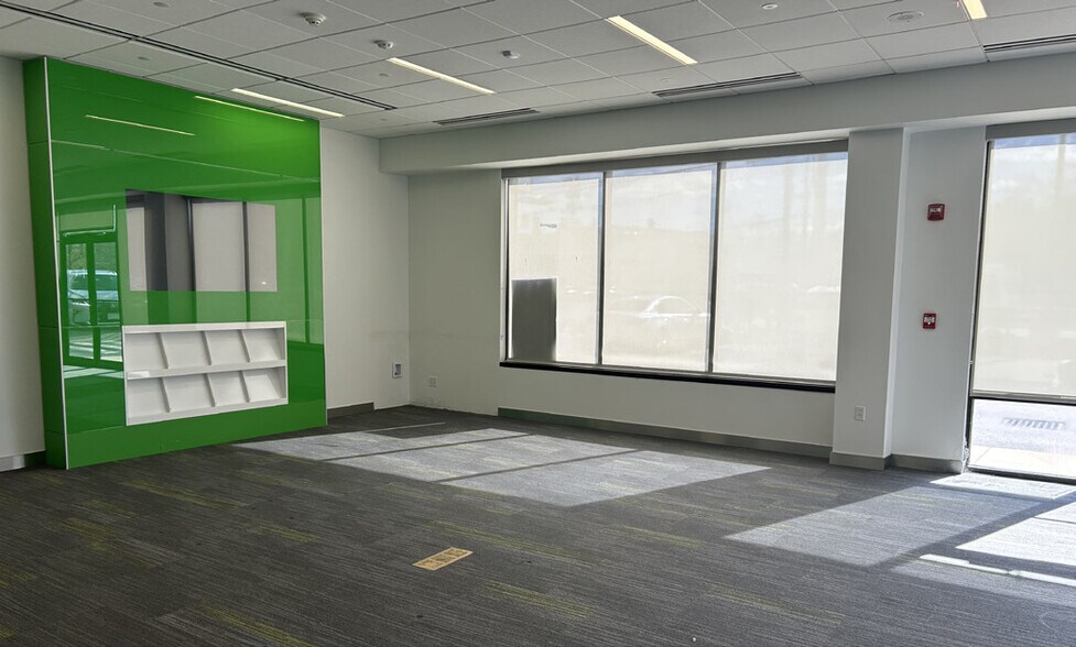 More Photos Of 999 Worcester St, Wellesley Storefront Retail Office For Lease