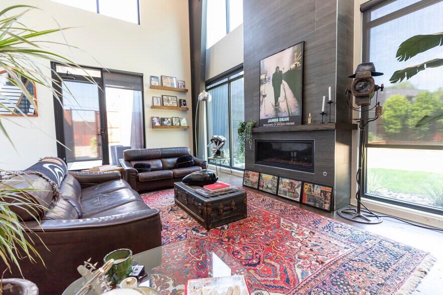 More Photos Of 4770 Iberia Ave, Dallas Showroom For Sale