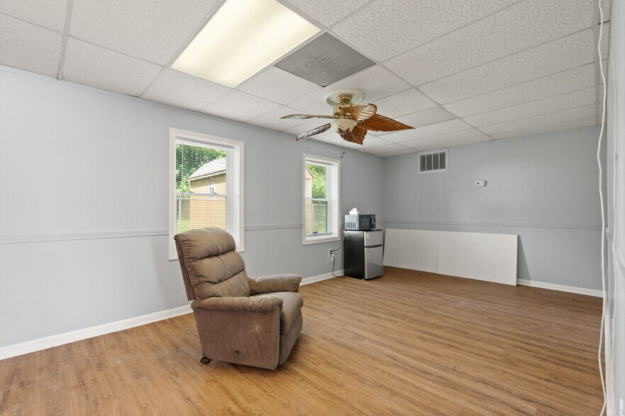 More Photos Of 756 Lakeshore Dr, Scottsburg Flex For Sale