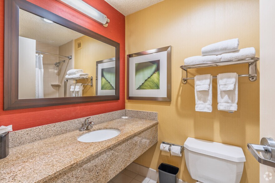 More Photos Of 2504 North Loop W, Houston Hotel For Sale