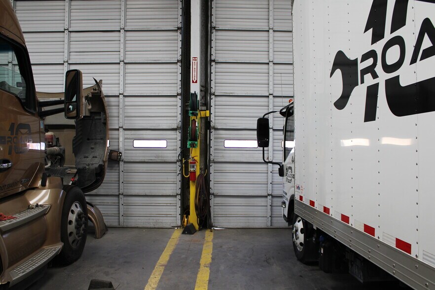 More Photos Of 1936 W Commerce St, Dallas Industrial For Lease