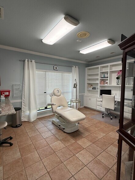 More Photos Of 600 S Harbor Ct, Granbury Office For Lease