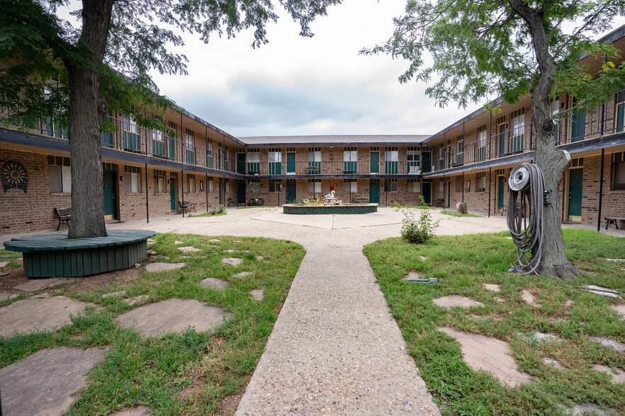 More Photos Of 1031 N Sumner St, Pampa Apartments For Sale