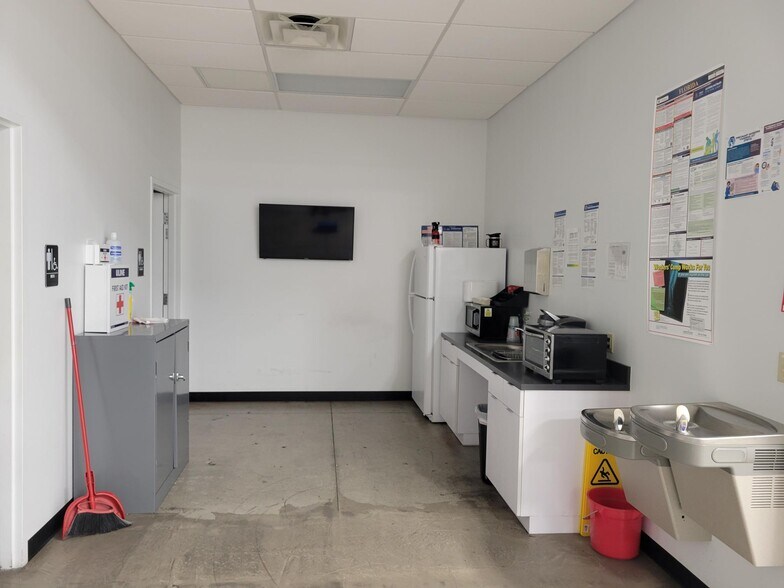 More Photos Of 5570 Lee St, Lehigh Acres Light Manufacturing For Lease