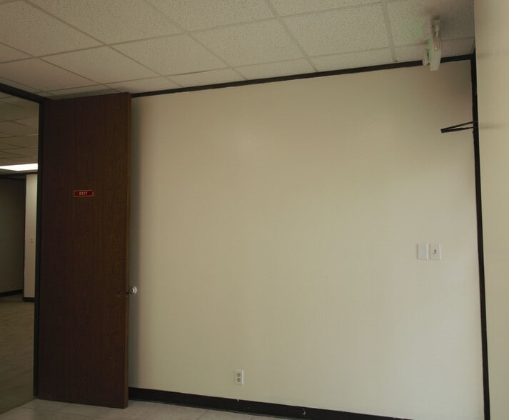 More Photos Of 10850 Wilcrest Dr, Houston Light Distribution For Lease