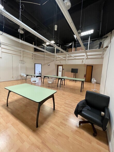 More Photos Of 19401 Business Center Dr, Northridge Warehouse For Lease