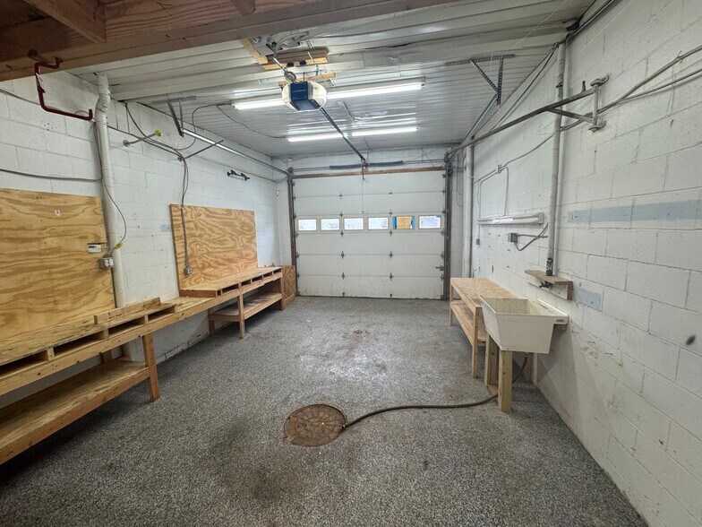 More Photos Of 11 Front St, Springfield Auto Repair For Lease