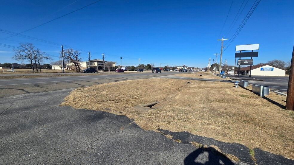 More Photos Of 2817 SW Wilshire Blvd, Burleson Auto Repair For Lease
