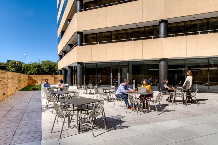 More Photos Of 2611 S Clark St, Arlington Office For Lease