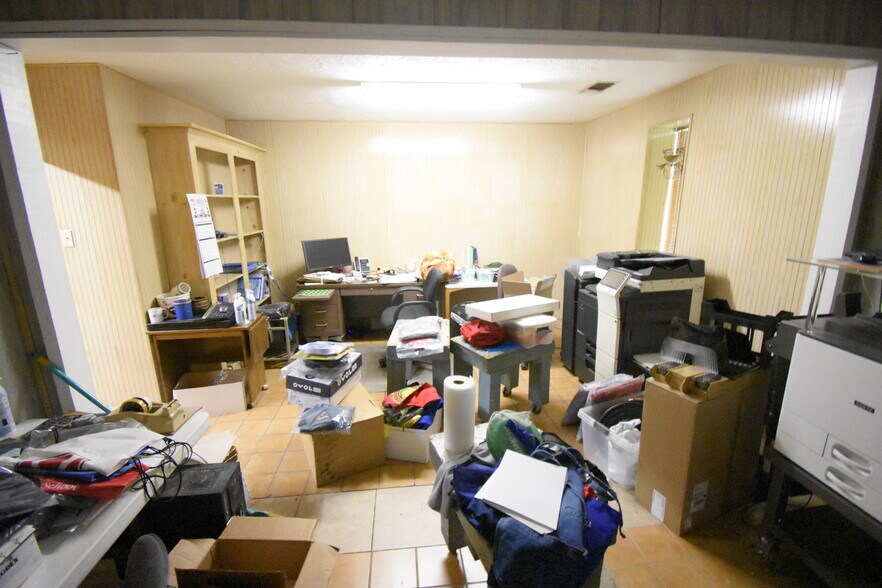 More Photos Of 630 Kentucky St, South Houston Office For Sale