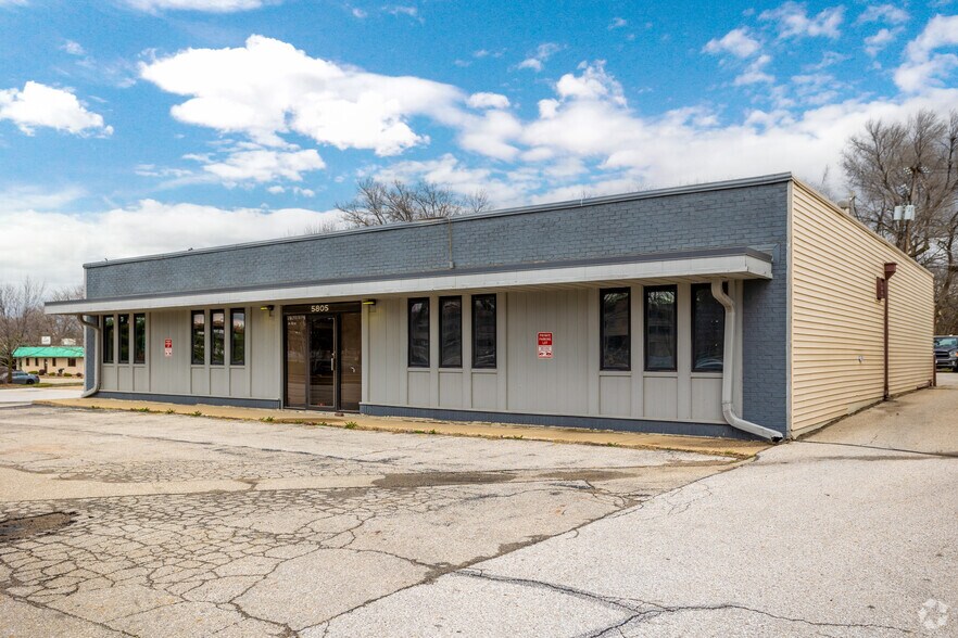 More Photos Of 5805 Fleur Dr, Des Moines Storefront Retail Office For Sale