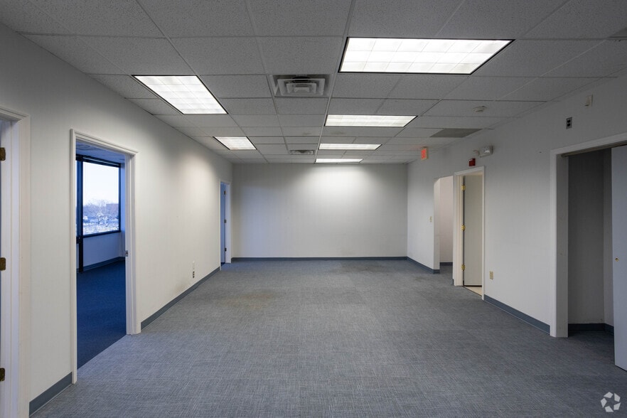 More Photos Of 900 US Highway 9 N, Woodbridge Office For Lease