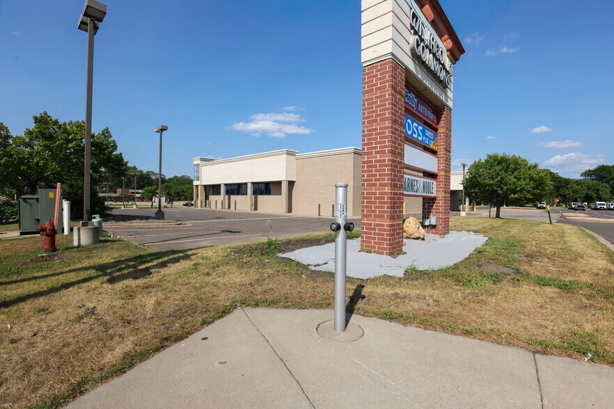 More Photos Of 600 County Road 10 NE, Blaine Drugstore For Lease