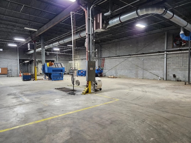 More Photos Of 10901 Carpet St, Charlotte Warehouse For Sale