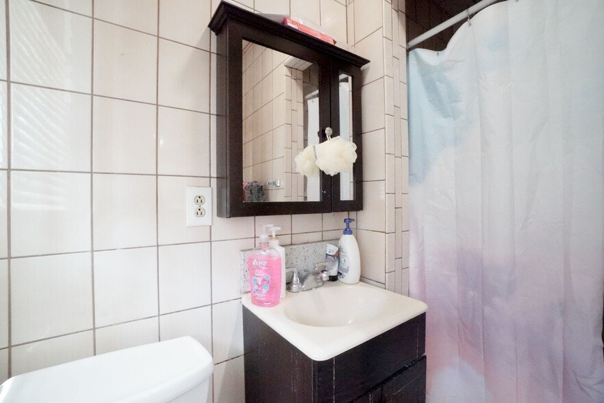 More Photos Of 3101 E Pacific Coast Hwy, Signal Hill Hotel For Sale