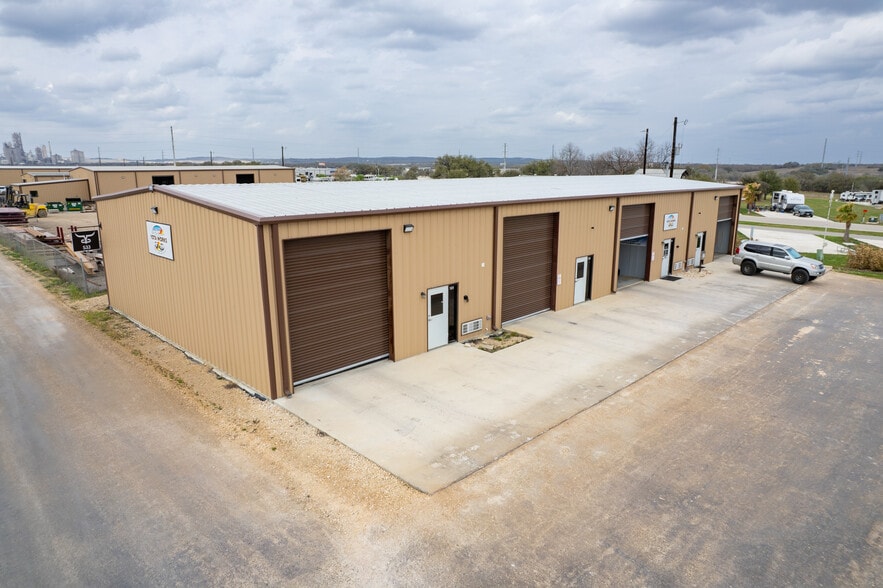 More Photos Of 7977 Old Bastrop Rd, New Braunfels Unknown For Lease