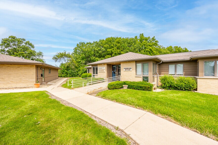 More Photos Of 402 W Boughton Rd, Bolingbrook Medical For Sale