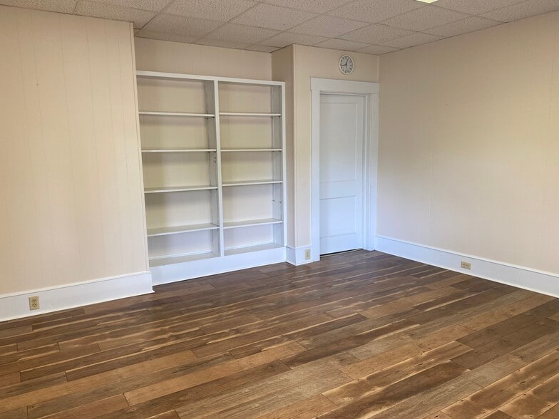 More Photos Of 314 E Atlantic St, South Hill Office For Sale