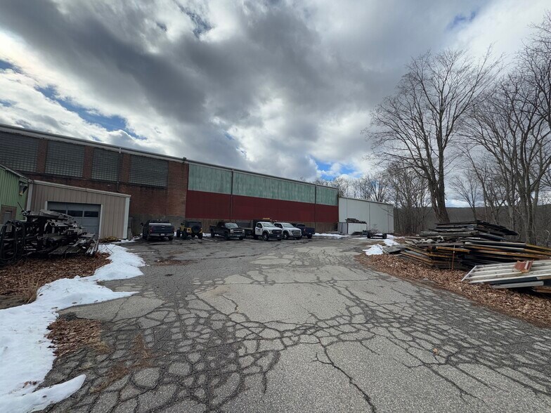 More Photos Of 30 Harris St, Putnam Warehouse For Lease