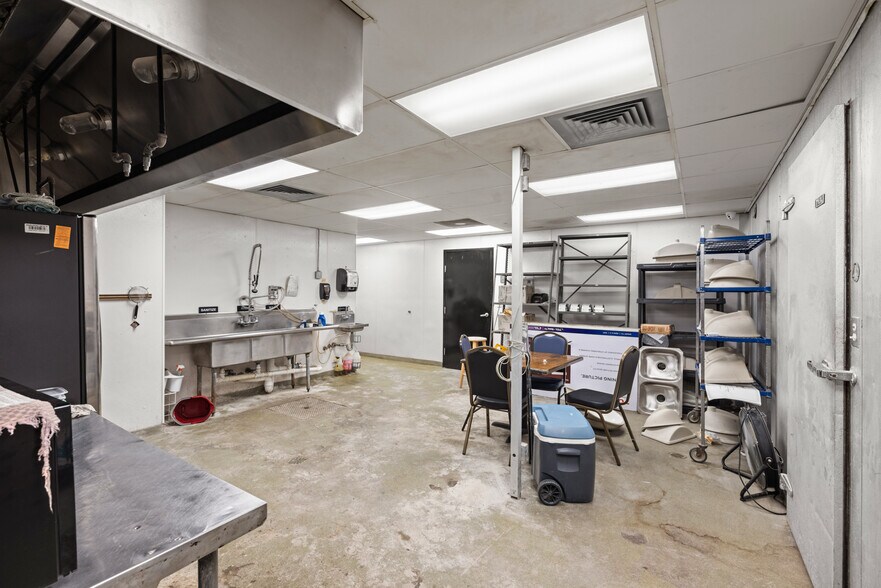 More Photos Of 2866 Poplar Ave, Memphis Storefront Retail Office For Sale