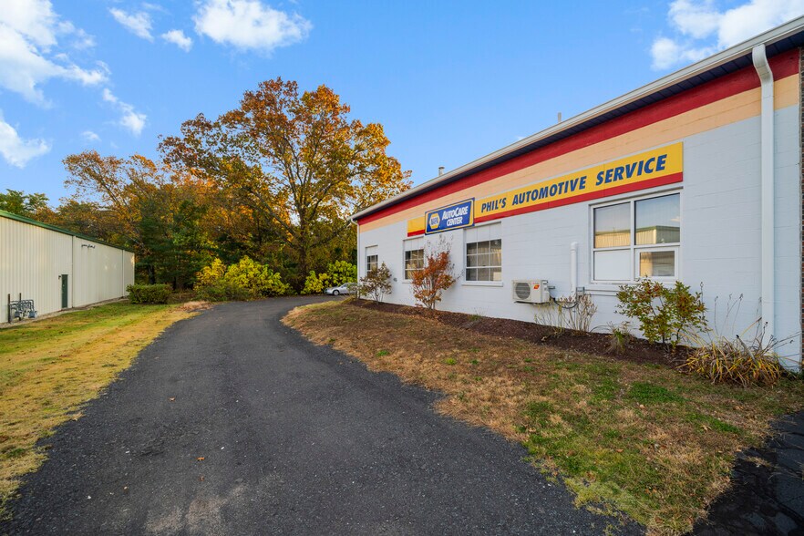 More Photos Of 457 Spring St, Windsor Locks Auto Repair For Sale