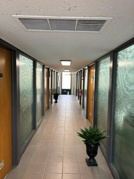 More Photos Of 2622 W Peterson Ave, Chicago Office For Lease