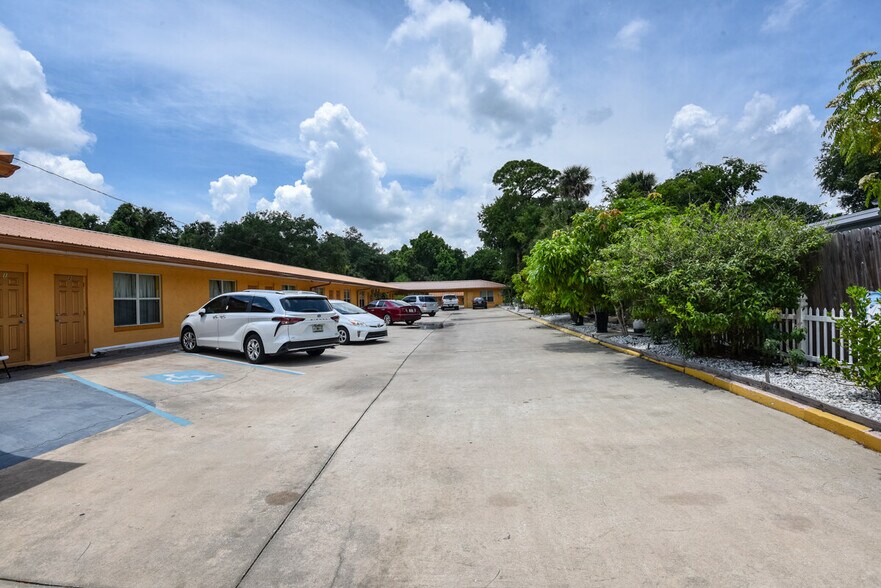 More Photos Of 1020 S Ridgewood Ave, Daytona Beach Hotel For Sale