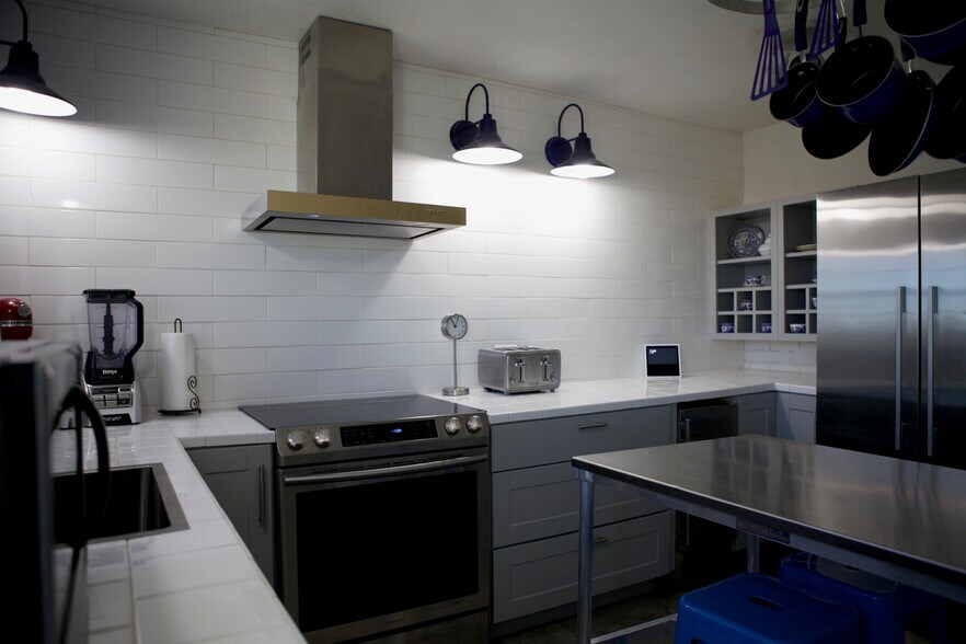 More Photos Of 105 8th Ave, Greeley Hotel For Sale