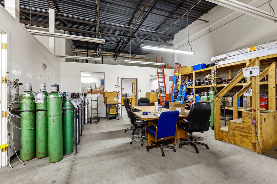 More Photos Of 2 New Pasture Rd, Newburyport Light Manufacturing For Sale