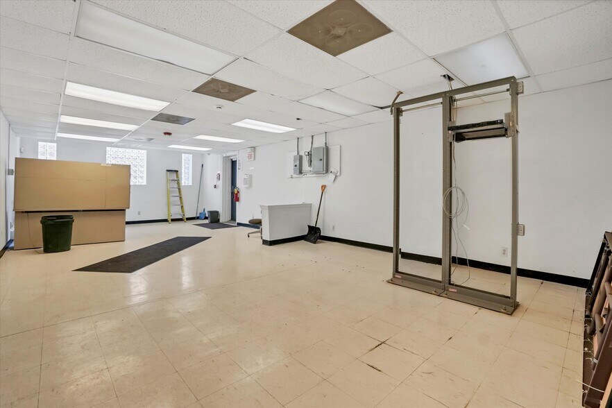 More Photos Of 24 John St, Middletown Office Residential For Sale