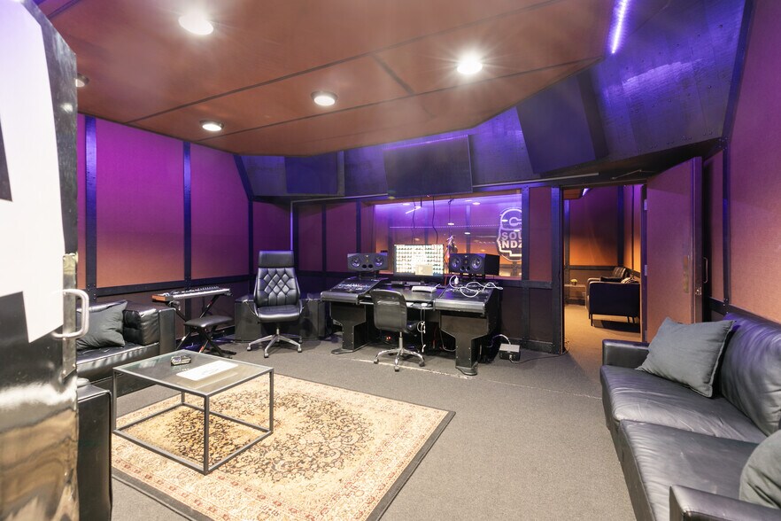 More Photos Of 6900 Melrose Ave, Los Angeles General Retail For Lease