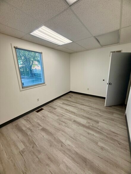 More Photos Of 215 E Laurel Rd, Stratford Medical For Lease