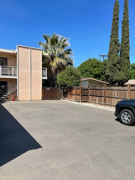 Primary Photo Of 218 W K St, Los Banos Apartments For Sale