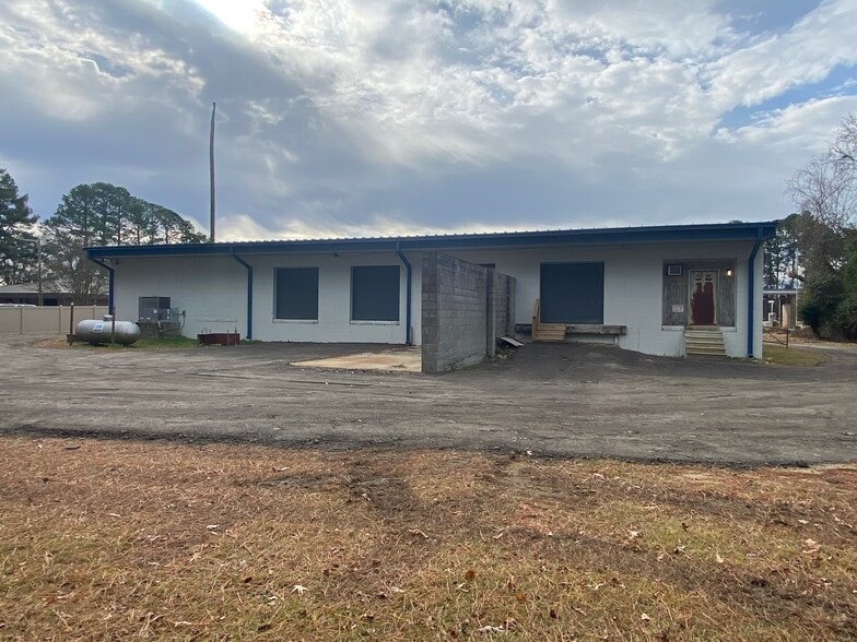 More Photos Of 1411 Grantham St, Goldsboro Light Distribution For Lease