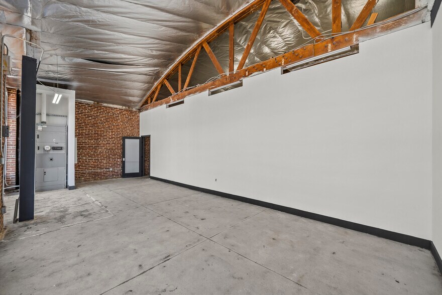 More Photos Of 236 W 18th St, Los Angeles Warehouse For Sale