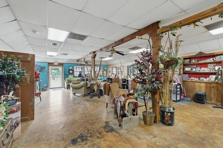 More Photos Of 206 W McCart St, Krum Storefront For Sale