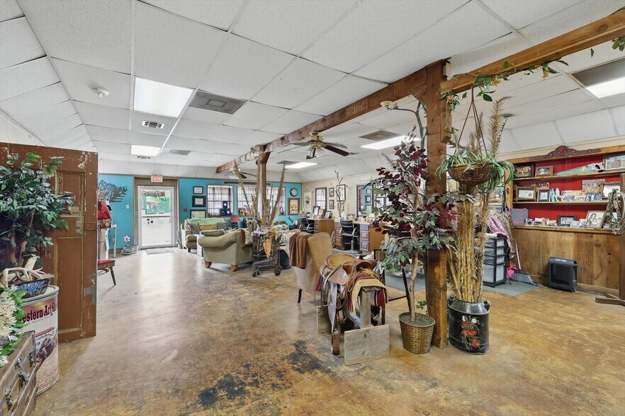 More Photos Of 206 W McCart St, Krum Storefront For Sale