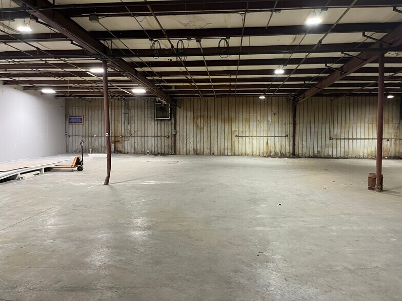 More Photos Of 9479 S Main St, Jonesboro Manufacturing For Lease